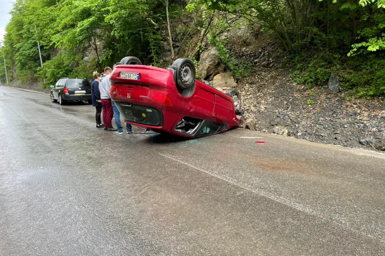 Accident între Băișoara și Liteni. O mașină s-a răsturnat - FOTO