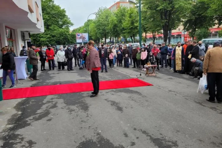 Sobor de preoți, covor roșu și pâine la inaugurarea unui oficiu poștal din Mureș - FOTO