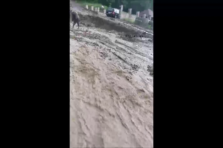 Haos în Dezmir, după ploaia torențială de joi. A fost rupt un drum și alte zone afectate - VIDEO   