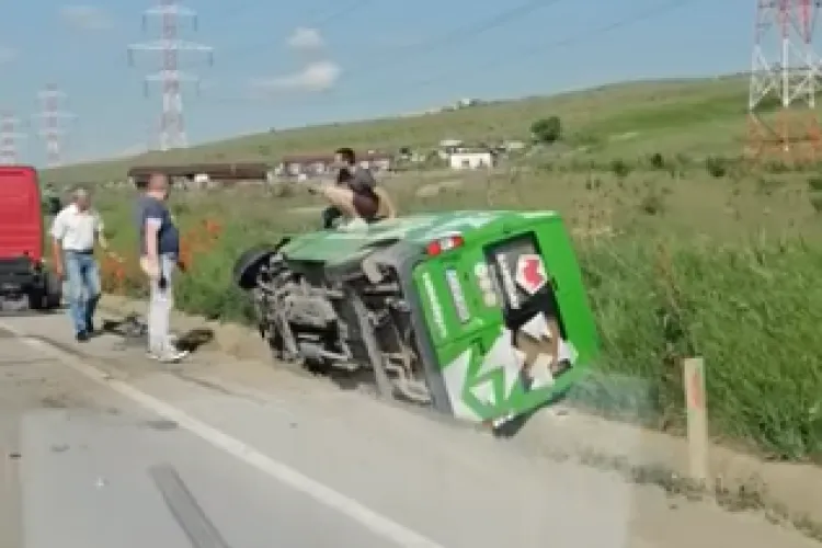 Mașină Sameday, răsturnată în șanț pe centura Apahida: „Coletul dumneavoastră se află în șanț” - VIDEO