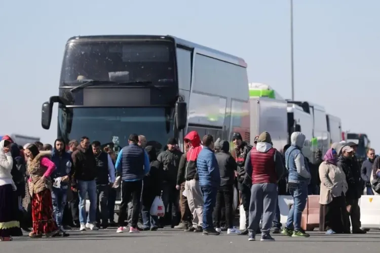 137 de români cu teste COVID false, care se întorceau din Spania, predați Poliției Naționale