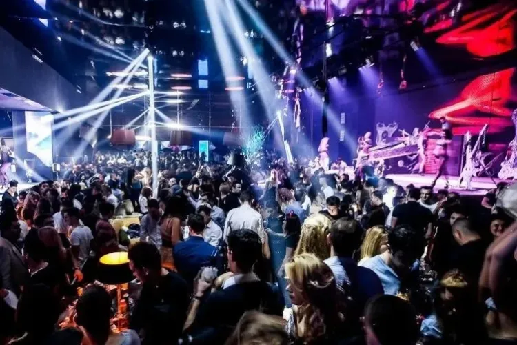 Cluburile se deschid de la 1 iunie. La fel și barurile și discotecile pentru cei vaccinați