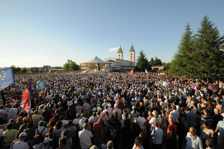 Directorul de comunicare al UNTOLD: Care e diferenta, ca organizare, intre pelerinajul de azi si un festival?   