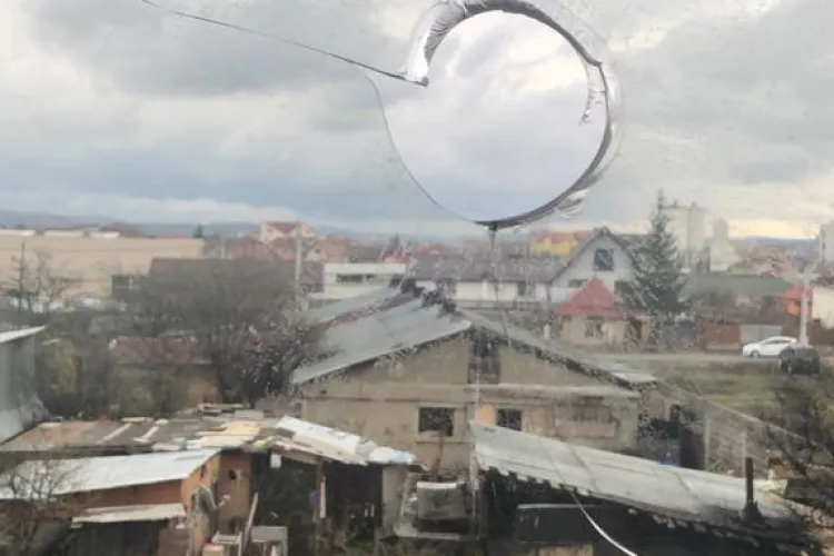 Romii evacuați de pe strada Meșterul Manole și-au încropit altă locuință! Vecinii sunt terorizați și au rupt tăcerea- VIDEO și FOTO   