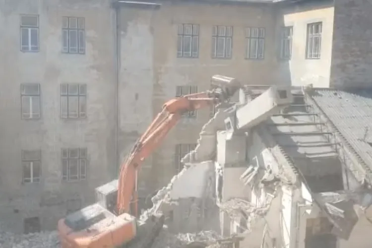 Demolare pe strada Horea, care poluează zona cu azbociment cancerigen - FOTO și VIDEO