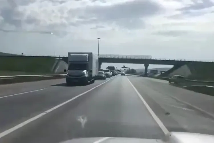 Traficul în Gilău este blocat pe kilometri din cauza unor lucrări la canalizare - FOTO și VIDEO   