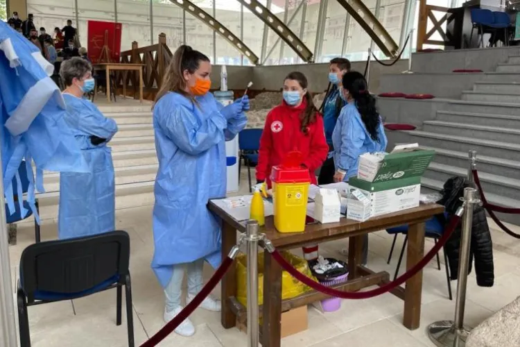 Mâncare tradițională, vals și muzică live la maratoanele de vaccinare din weekend. Foarte mulți clujeni s-au vaccinat și în alte orașe