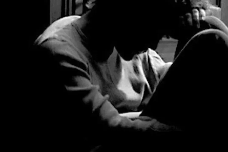 Un tânăr din Câmpia Turzii a ieșit pe balcon și a amenințat că vrea să se sinucidă