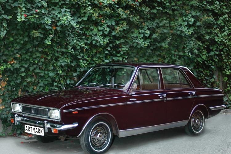 Mașina primită de Ceaușescu de la șahul Iranului s-a vândut cu un preț mare - FOTO