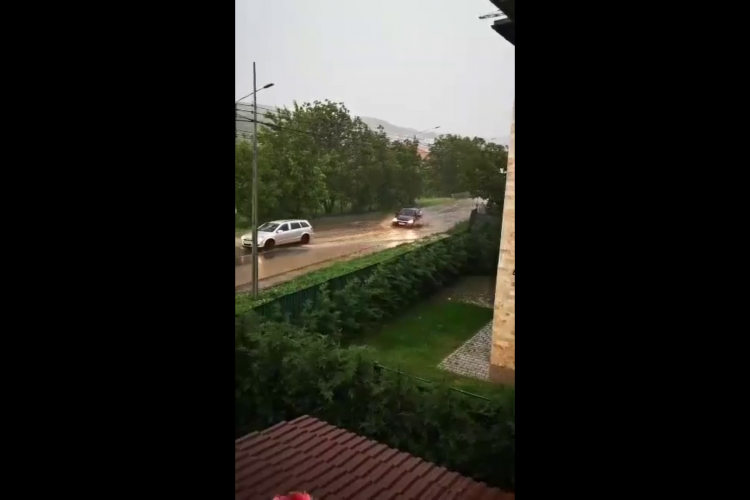 Ploaie torențială la Cluj. Au sărit capacele pe strada Borhanciului - VIDEO