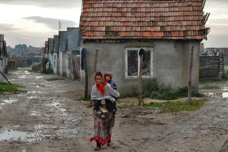 Emil Boc: România are 300 de comune în plus față de 1968. 1000 de comune nu au bani de curent și salarii