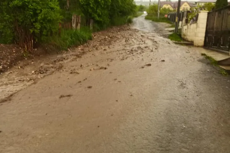 Stradă avariată de viitură în zona Bună Ziua - Calea Turzii: Degeaba asfaltezi, dacă nu decolmatezi șanțurile - FOTO
