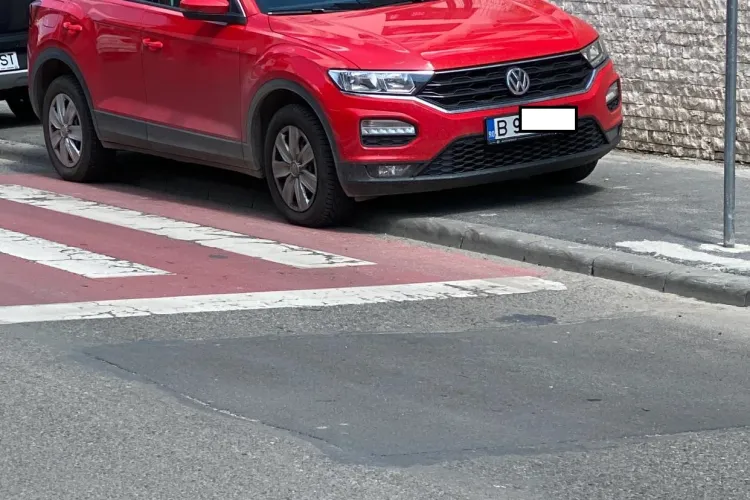 Elevii de la Liceul Avram Iancu, obligați să meargă pe stradă, de părinții care blochează trotuarele - FOTO