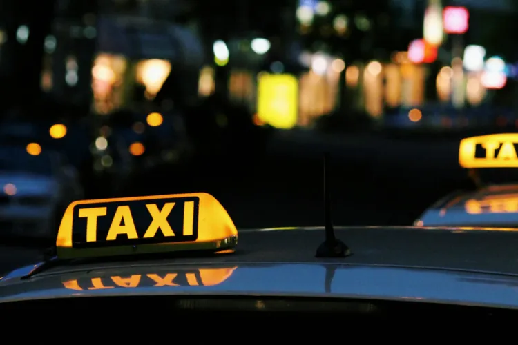 Un taximetrist a fost amenințat și înjunghiat de doi pasageri 