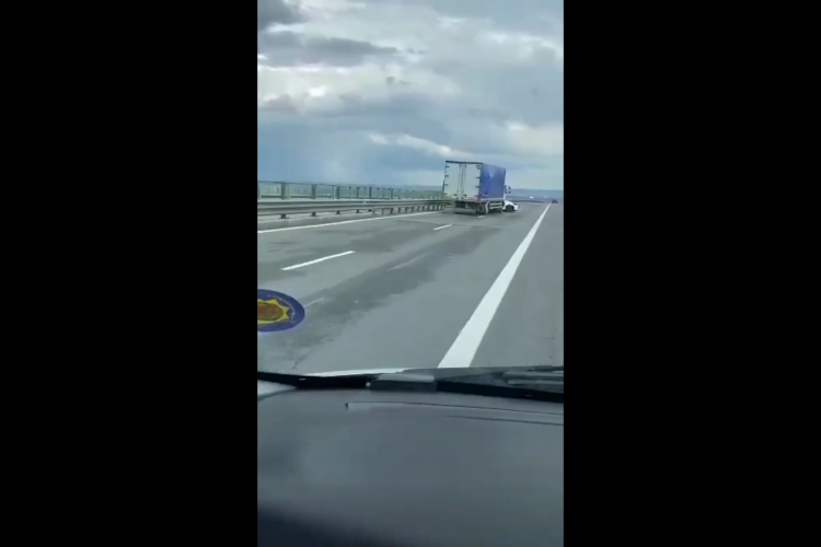 Accident pe Autostrada Transilvania! Autoturism târât zeci de metri de un camion - VIDEO