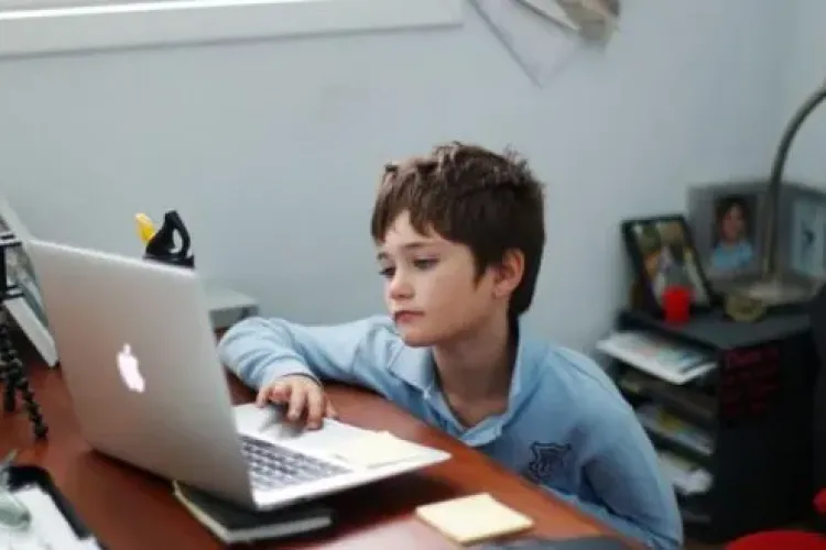 Copiii din Cluj-Napoca, primii care au trecut în online și ultimii care se întorc la școală