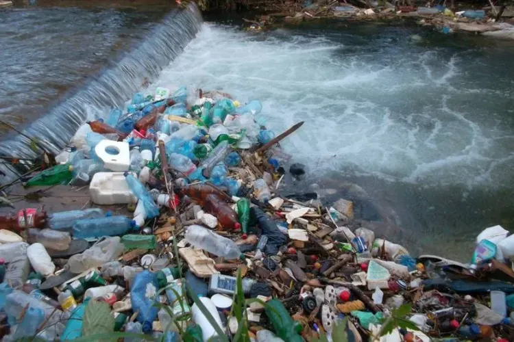 România poluează iar Ungaria: Someșul a transportat în țara vecină 100-120 de recipiente de plastic pe minut 