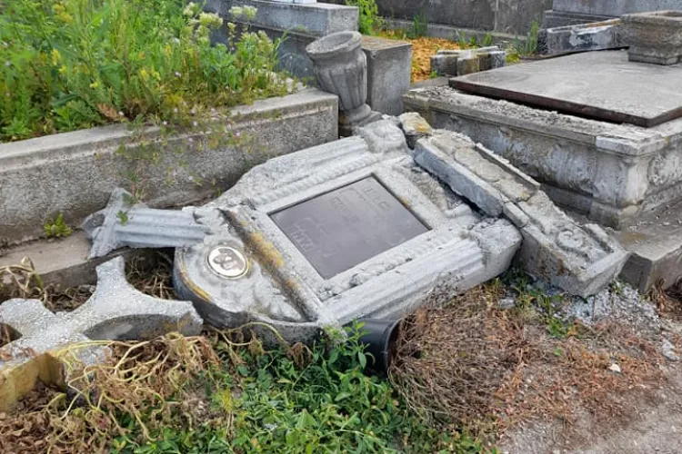 Cimitirul Cordoș, din cartierul Dâmbu Rotund, a fost vandalizat. Oamenii cred că sunt sataniștii - FOTO