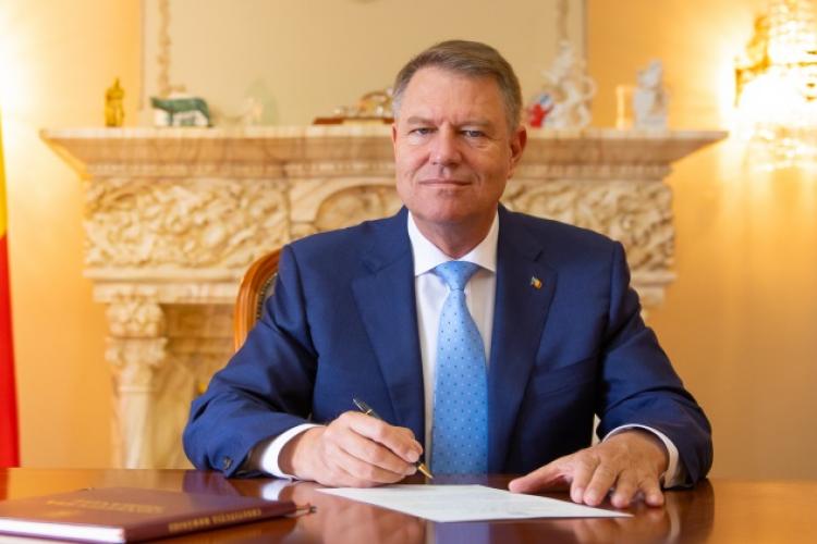 Klaus Iohannis, amintiri din copilărie. Președintele a publicat o fotografie de când avea 17 ani - FOTO