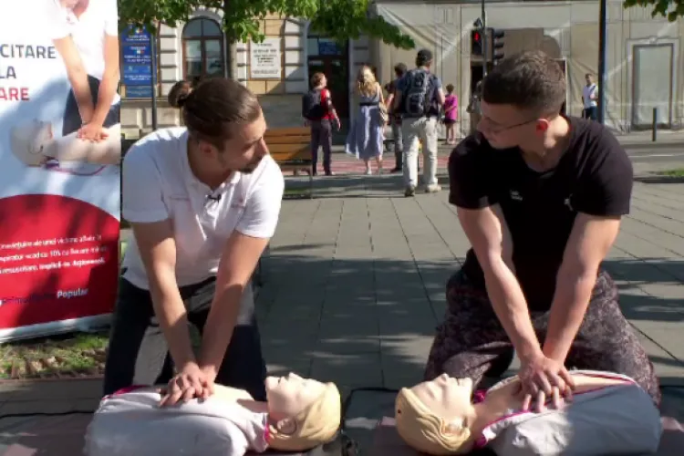 Cluj: Un medic și un instructor de fitness le-au demonstrat clujenilor ce înseamnă 10 minute de masaj cardiac, pe stradă