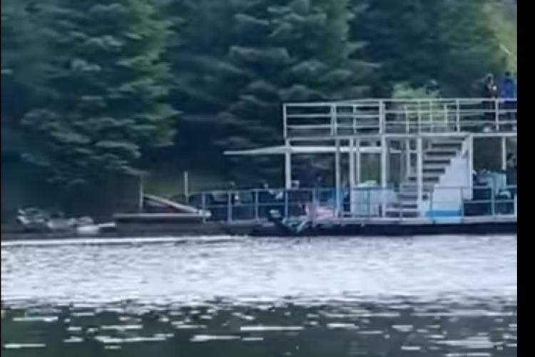 Pe lacul Tarnița șmecherii cu pontoane își fac încă de cap. Motoarele termice nu au fost interzise - VIDEO