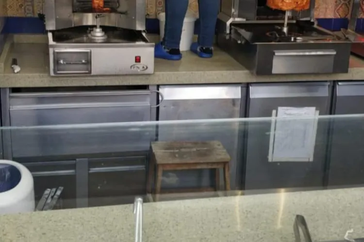 Cluj: Shaorma ”parfumată” cu detergent de geamuri în Mănăștur: Poftă bună, dragi clujeni! - FOTO