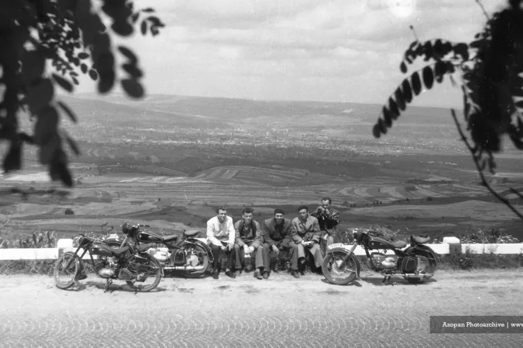 Roadtrip la Cluj în 1957. Motocicliști pe Dealul Feleacului cu orașul în spate - FOTO   