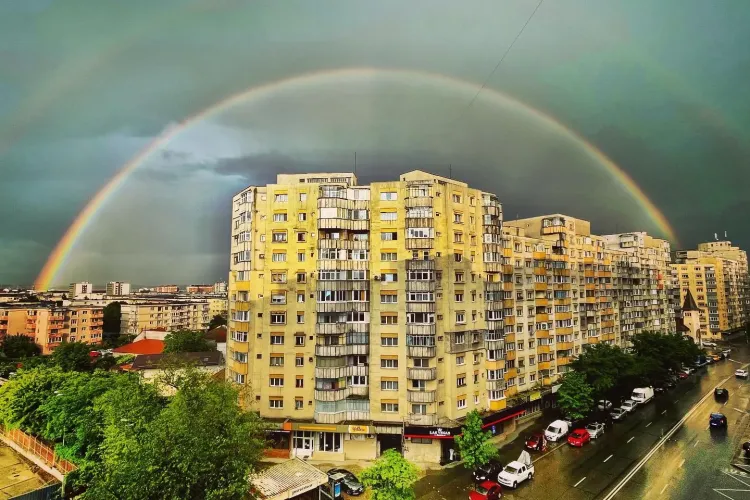 Curcubeu superb la Cluj-Napoca, după ploaia de vineri seara - FOTO