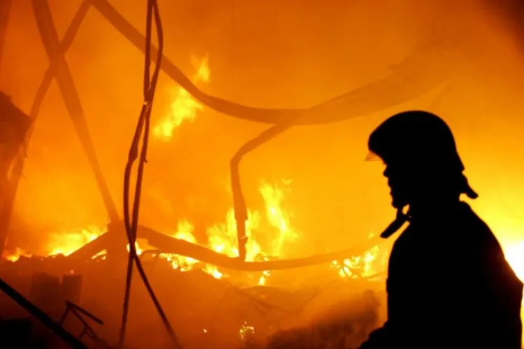 Un bărbat de 33 de ani a murit și alte trei persoane sunt în stare gravă, în urma unui incendiu