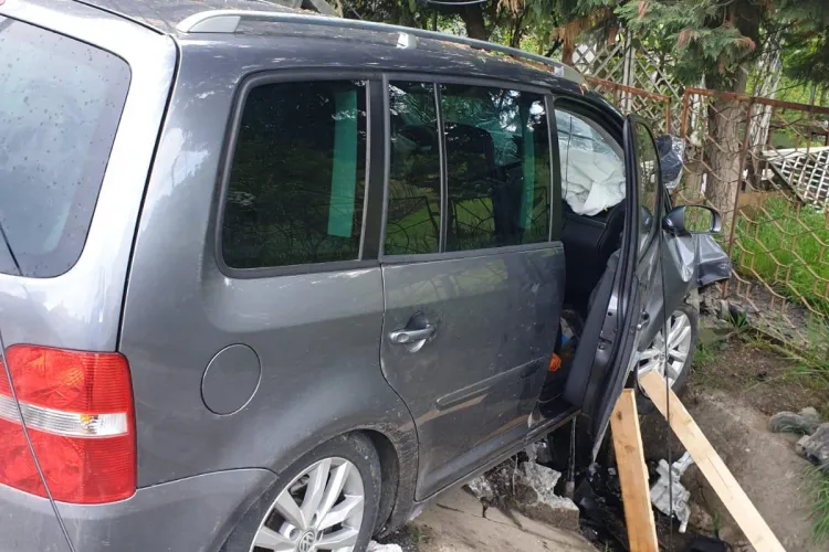 O șoferiță din Baia Mare a rupt un stâlp - FOTO