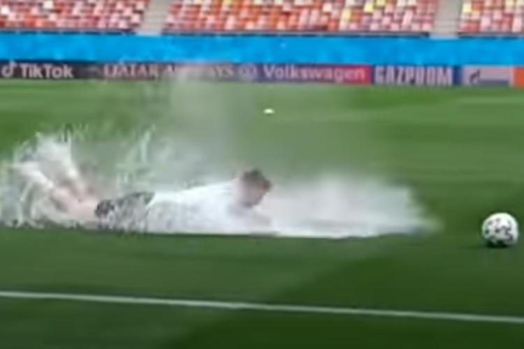 Arena Națională, inundată înainte de meciul de la EURO 2020. Un jucător austriac ”înoată” pe gazon - VIDEO