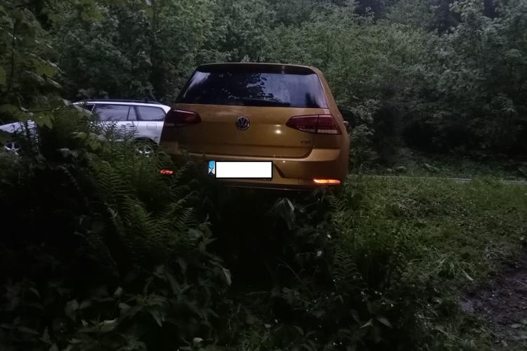 Accident ciudat la Măguri-Răcătău! Mașina a fost abandonată pe mijlocul drumului - FOTO