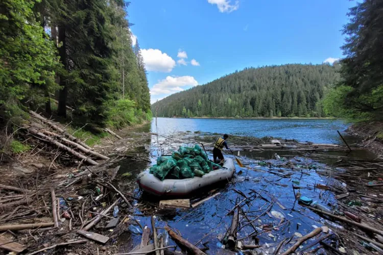 PET -uri și alte gunoaie au pus stăpânire și pe lacul Beliș. Imaginile sunt triste - VIDEO   