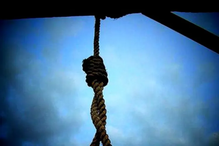 O fetiță de doar 13 ani a fost găsită spânzurată. Medicii încearcă să o salveze