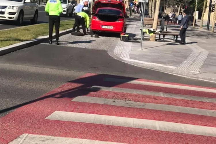 Gest înduioșător la Cluj! Polițiștii au ajutat o șoferiță care a făcut pană la mașină - FOTO