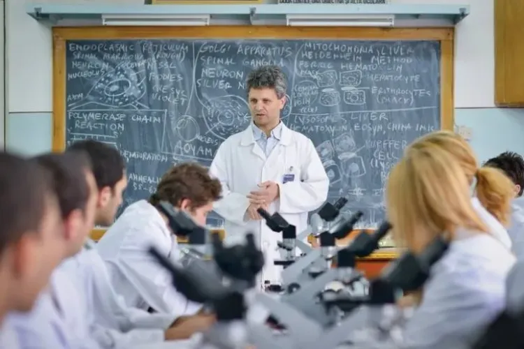 UMF a câştigat în instanţă dreptul de a cere vaccinarea sau testarea înainte de examen   