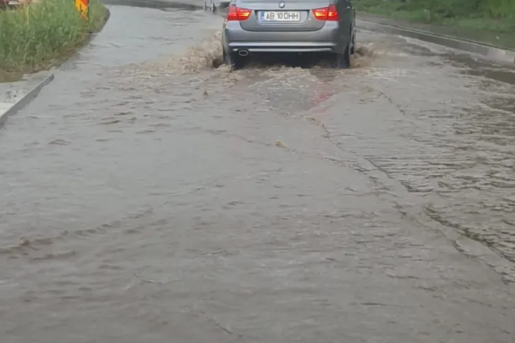 Drumul Național Cluj - Turda, inundat la Valcele. E lac de pescuit - FOTO
