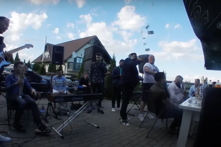 Nelson Mondialu aruncă 1000 de euro pe dedicații, la o petrecere verificată de Poliția Cluj - VIDEO   