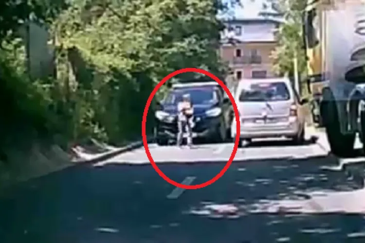 Copil salvat din haosul de pe strada Donath, care nu are trotuare, de o șoferiță cu suflet mare - VIDEO