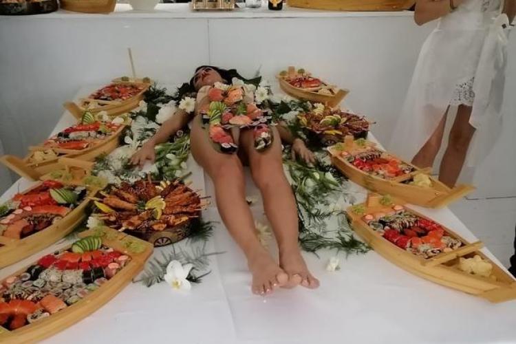 Fată aproape goală, ”servită” cu sushi la un eveniment monden. Se întâmplă în România: Dacă ar fi fiica voastră, ați mânca?