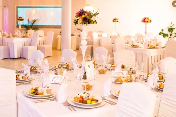 Nunțile, mesele festive și botezurile, permise la Cluj până la ora 2.00