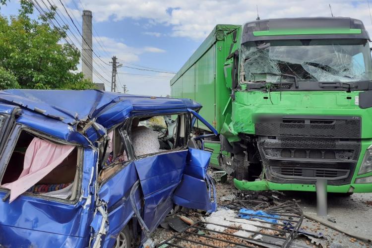 Accident grav pe strada Bistriței din Dej. Un microbuz a fost lovit de un TIR - VIDEO