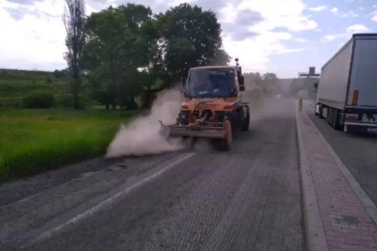 Drumarii clujeni făcuți ”nesimțiți” și ”nebuni”: Au plombat drumul spre Huedin, iar apoi l-au ras și reasfaltat- FOTO