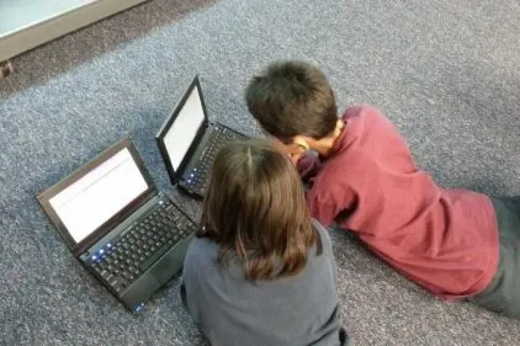 Elevii și studenții pot cere 200 de euro ajutor de la stat, pentru un calculator sau un laptop nou, până pe 15 iunie