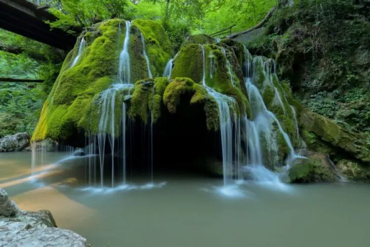 Romsilva dă explicații după surparea unui perete al cascadei Bigăr: Se va reface - FOTO   