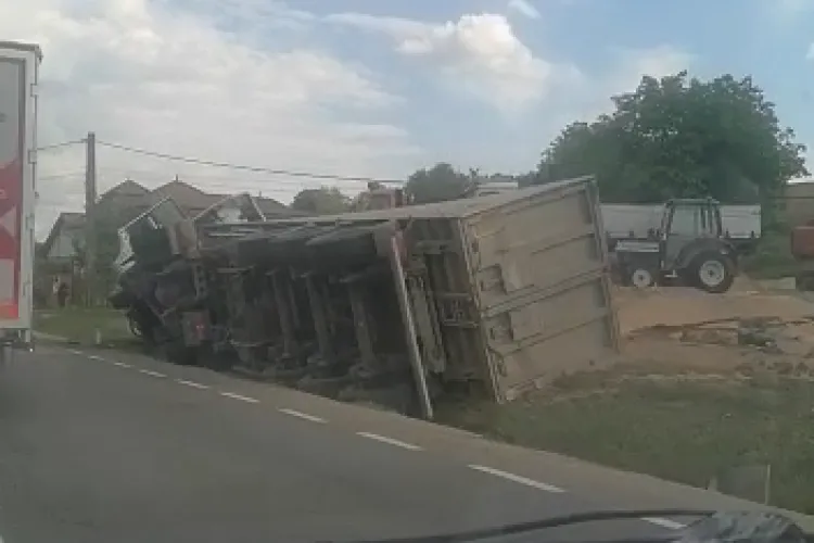 TIR răsturnat pe raza localității Luna. Șoferul era băut. Te omoară pe stradă din cauza unor beri! - VIDEO