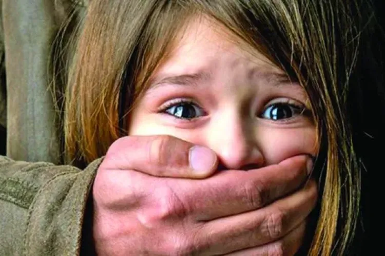 O fetiță de 12 ani a fost violată după ce a acceptat să iasă cu doi bărbați cunoscuți pe Facebook