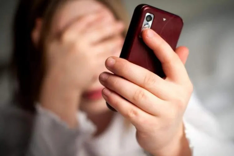 Bărbat acuzat că-și șantaja cu imagini intime amanta căsătorită, reținut de polițiști