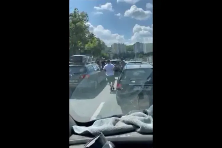 Bătaie în trafic la Cluj-Napoca. Bătăușii au fost despărțiți de o femeie curajoasă - VIDEO