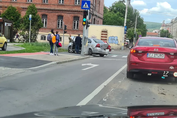 Accident cu trei mașini implicate în Piața Cipariu - FOTO